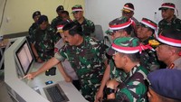 Hadi dan Tito juga melihat fasilitas keamanan yang ada di pulau tersebut. Istimewa/Dok. Puspen TNI.