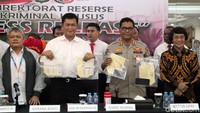 Polisi menunjukkan barang bukti yang berhasil diamankan dari tersangka pelaku child grooming di Polda Metro Jaya, Jakarta.