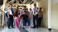 Setelah berhasil menurunkan berat badan, Aria masih harus berjuang untuk menghilangkan sisa kulit bergelambir. Pekan lalu, Aria pun menjalani operasi bedah plastik pertama untuk menghilangkan kulit menggelambir di bagian tangannya. Operasi itu akan lanjut pada bagian tubuh lain setelah luka bekas operasi pertama sembuh.