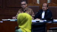 Sofyan Basir mendengarkan kesaksian yang diberikan oleh Eni Saragih dan Johannes Kotjo di Pengadilan Tipikor, Jakarta.