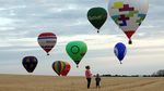 Warna-warni Balon Udara Hiasi Langit Prancis