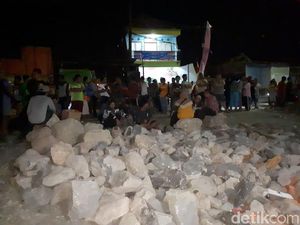 Pabrik Benang di Sidoarjo Diblokir Warga, Batu Besar Ditumpuk di Akses Masuk