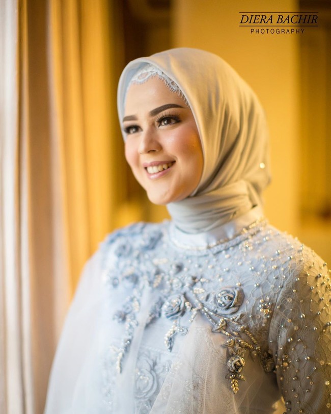 Awal tahun 2019, bintang sinetron dan film Cut Meyriska mantap berhijab setelah pulang beribadah umrah. Sebelum mantap berhijab, istri Roger Danuarta ini sudah sering terlihat mengenakan jilbab saat mengikuti kajian bersama para selebriti seperti Dewi Sandra dan Dini Aminarti. Foto: Instagram @dierabachir