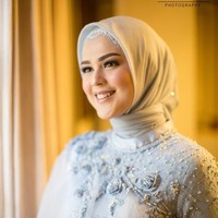 Awal tahun 2019, bintang sinetron dan film Cut Meyriska mantap berhijab setelah pulang beribadah umrah. Sebelum mantap berhijab, istri Roger Danuarta ini sudah sering terlihat mengenakan jilbab saat mengikuti kajian bersama para selebriti seperti Dewi Sandra dan Dini Aminarti. Foto: Instagram @dierabachir