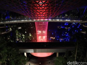 Sisi Lain Jewel Changi di Malam hari