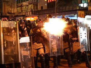 Bentrok dengan Demonstran, Polisi Hong Kong Tembakkan Gas Air Mata