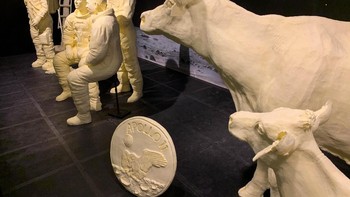 Selain para astronot, ada juga patung sapi dan anaknya yang menemani di sana sebagai lambang dari sumber bahan utama dari mentega tersebut. Foto: American Dairy Association Mideast