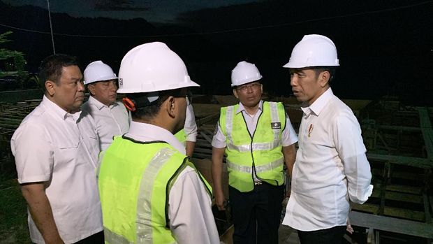 Jokowi berbincang dengan Menhub Budi Karya dan Gubernur Sumut Edy Rahmayadi.