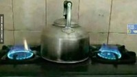 Kompor sudah menyala, tapi teko untuk masak air malah ditaruh di tengah-tengah. Pantas saja air tak kunjung matang. Foto: Istimewa