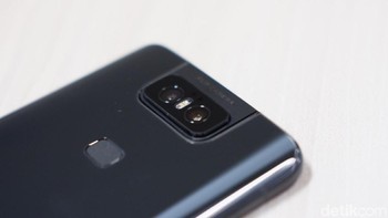 Ada sensor sidik jari dan dual kamera yang ukurannya 48 MP dan 13 MP. Foto: Adi Fida Rahman/detikINET