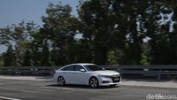 Seperti disebutkan sebelumnya, untuk pertama kali Honda membawa fitur Honda Sensing di Indonesia di dalam Accord terbaru ini. Ada beberapa fungsi canggih Honda Sensing yang tersedia di Accord, di antaranya Collision Mitigation Braking System, Adaptive Cruise Control, Lane Keeping Assist System (LKAS), dan Road Departure Mitigation (RDM). Dok. Honda Prospect Motor.