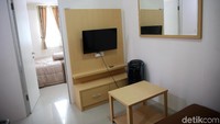 Rumah tersebut dilengkapi dengan TV.