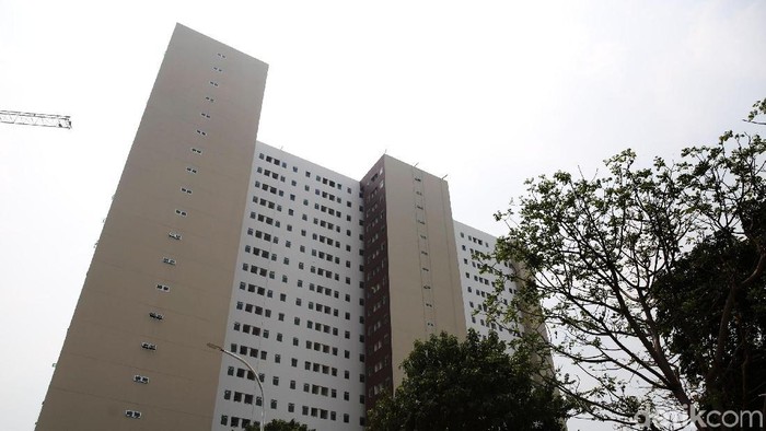 Pekerja melakukan pengecekan dalam unit yang sudah selesai dibangun di Klapa Village, Jakarta Timur, Senin (29/7/2019). Terdapat tiga tipe dalam bangunan berwarna krem coklat ini berisikan 780 unit yang terbagi dalam 21 lantai. Yakni tipe 36, tipe 21 dan tipe studio.