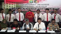 Tersangka berinisial AAP alias Prasetya Devano alias Defans alias Pras. Pria berusia 27 tahun itu ditangkap di kawasan Jakarta Barat pada 25 Juli 2019 lalu. Dalam aksinya pelaku memaksa korban untuk melakukan aksi porno hingga merekamnya.