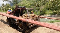 Mobil yang digunakan untuk mengangkut tiang listrik sempat mogok di tengah jalan. Istimewa/PLN.