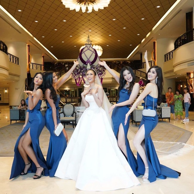 Ajang Miss Universe 2018 membuat Ning Sophida mendapatkan teman-teman baru dari berbagai negara. Dan saat menikah, ratu kecantikan 24 tahun itu meminta teman-temannya sesama kontestan Miss Universe 2018 untuk menjadi bridesmaid. Foto: Dok. Instagram