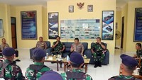 Dia juga mengajak Kapolri untuk bertindak tegas pada aparat yang membantu penyelundupan. Kerjasama antara TNI dan Polri, menurut Hadi, sangat penting untuk menindak pelaku penyelundupan.