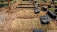 Kemarau membuat rumput makam kering.