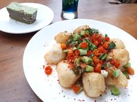 Louis: Cicip Spaghetti dan Caramel Macchiato di Kafe Instagenik 