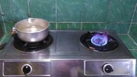 Berniat ingin masak air di panci, orang ini sudah siap nyalakan api. Tapi kok pancinya malah ditaruh di sebelah kompor yang apinya mati? Foto: Istimewa
