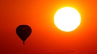 Potret balon udara saat menghiasi langit Prancis di kala senja.