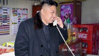 Jangan-jangan Kim Jong Un lagi nelfon sama Donald Trump, nih. Tapi kok di dalam warung kelontong, ya. Apa udah alih profesi? Hihi Foto: Instagram indra.hakim