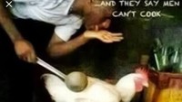 Tingkah kocak pria ini menunjukkan bahwa ia sedang mencicipi masakan ayammnya. Sukses bikin ngakak netizen, karena ayam yang digunakan masih ayam hidup. Foto: Istimewa