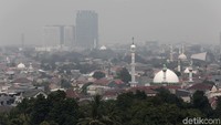 Sementara itu, Gubernur DKI Jakarta Anies Baswedan belum menjelaskan solusi terkait polusi udara yang makin parah. Anies berjanji akan menjelaskannya segera.