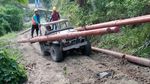 Jembatan Putus, Upaya Terangi Desa di Pelosok Jalan Terus
