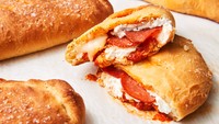 Pizza di Italia seolah sudah jadi makanan harian, tapi sebagai camilan ada calzone yang berupa hidangan pizza tertutup. Makanan ini banyak disukai orang karena tersaji lezat dengan keju mozarella.  Foto: istimewa