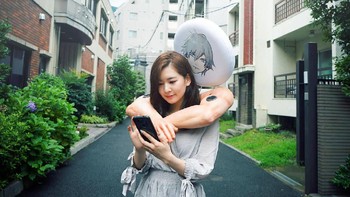 Pengguna speaker tampan ini berpose super mesra di mana-mana. (Foto: Dok. Otome-Yusha)