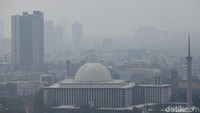 Selain kendaraan, masalah lainnya adalah berbagai proyek yang ada di Jakarta. Proyek pembangunan trotoar atau gedung misalnya. Proyek ini membuat lapisan tanah terbuka dan mudah ditiup angin hingga menjadi debu dan menambah keruh udara. Keberadaan proyek perbaikan jalan atau trotoar juga membuat laju kendaraan makin lambat hingga macet terjadi.