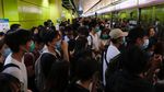 Potret Pendemo Blokir MRT di Hong Kong
