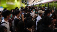 Dalam beberapa dekade ini, Hong Kong sedang terlibat krisis politik. Kini Hong Kong mendapat protes terbarunya yaitu protes dari para aktivis yang bentrok dengan para polisi yang menembakkan peluru karet, gas air mata dan granat spons yaitu senjata pengontrol massa. 