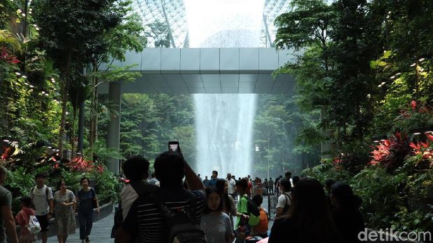 Mengupas Air Terjun Indoor Tertinggi Sedunia di Jewel Changi