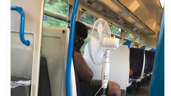 Pakai kipas di kereta bawah tanah saking panasnya. Foto: Twitter