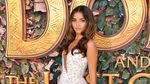 Gaya Seksi Dora saat Gala Premier di California