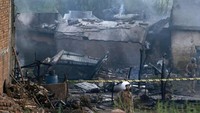 Sekitar 12 orang lainnya mengalami luka-luka dalam insiden ini. Pesawat militer ini jatuh ke sebuah desa miskin yang lokasinya dekat dengan sebuah kawasan menengah atas di Rawalpindi, yang dikenal sebagai lokasi markas militer Pakistan. Foto: AP Photo/Anjum Naveed