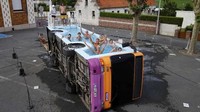 Ini bus kota yang bernama le bus piscine karya seniman Prancis Benedetto Bufalino. Bus ini menjadi kolam renang di Gosnay dekat Bethune, Prancis. (REUTERS / Pascal Rossignol)