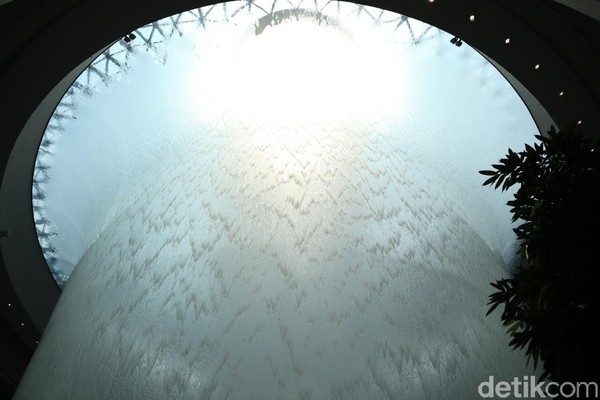 Lantai B2, di mana traveler dapat menjumpai Immersion Garden yang menjadi dasar air terjun (Randy/detikcom) Lantai B2, di mana traveler dapat menjumpai Immersion Garden yang menjadi dasar air terjun (Randy/detikcom)