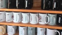 Pengunjung setia restoran ini akan dapat keistimewaan. Sebab restoran memajang mug bertuliskan masing-masing nama pengunjung. Foto: Istimewa