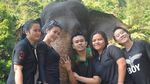 Foto Tangkahan, Tempat Nicholas Saputra Mandikan Gajah