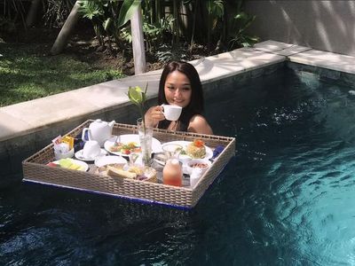 Manisnya Gaya Biduan Dangdut yang Doyan Ngopi hingga Minum Thai Tea