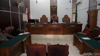 Dalam sidang tersebut Hakim Tunggal Elfian memutuskan menolak seluruh permohonan pemohon, pengamen Cipulir korban salah tangkap, terhadap kepolisian.