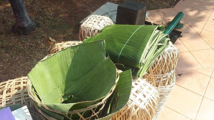 Besek bambu jadi alternatif untuk membungkus daging kurban Idul Adha. (Foto ilustrasi: Faiq Hidayat/detikcom) Besek bambu jadi alternatif untuk membungkus daging kurban Idul Adha. (Foto ilustrasi: Faiq Hidayat/detikcom)