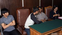 Keempat pengamen korban salah tangkap itu didampingi pengacara mereka, Oky Wiratama, saat hadiri sidang praperadilan di PN Jakarta Selatan tersebut.