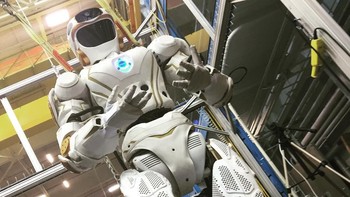 Valkyrie dapat beroperasi selama 1 jam via baterai, kendatipun sejauh ini dites dengan asupan listrik melalui kabel daya. (Foto: Instagram @nasa.valkyrie.robot)