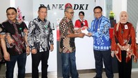 Ini merupakan wujud nyata Sinergi BUMD DKI Jakarta. Di kesempatan yang sama juga Bank DKI membuka beberapa Kantor Layanan di Pasar Ciracas, UPPRD Pasar Minggu dan Pasar Cikupa. Hingga Juli 2019, jumlah kantor layanan Bank DKI yang ada di Pasar dan sekitarnya menjadi 91 kantor dari total 298 kantor layanan. Hal ini sebagai perwujudan komitmen Bank DKI untuk terus mendorong akses layanan perbankan bagi pengusaha UMKM di DKI Jakarta dan sekitarnya. Foto: dok. Bank DKI