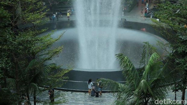Mengupas Air Terjun Indoor Tertinggi Sedunia di Jewel Changi