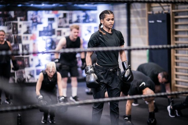 Ramla Ali lahir sekitar 20 tahun lalu (ia tidak tahu pasti kapan tanggal lahirnya) di Somalia, salah satu negara termiskin dan penuh konflik di dunia.  Ketika perang saudara pecah di Mogadishu pada awal 1990-an, Ramla dan keluarganya mengungsi ke Inggris. Ia kehilangan sang kakak yang tewas tertembak saat bermain. Foto: Dok. Getty Images, Instagram